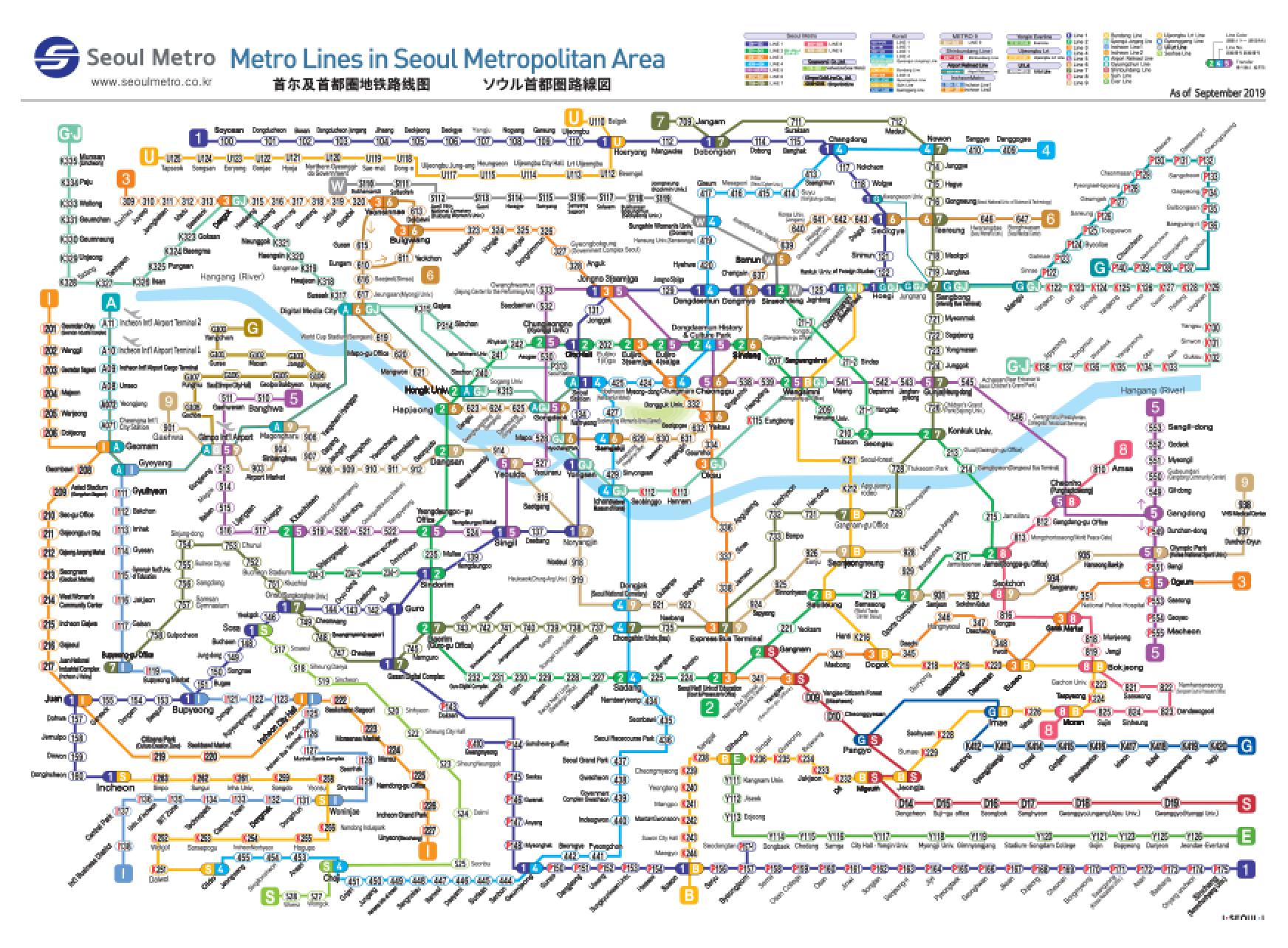 В метро Сеула меньше веток, чем в московском, — 9, а в российской столице — 14. Ветки обозначены разным цветом, у каждой свой номер. Надписи дублируют на английском. Источник: russian.visitkorea.or.kr
