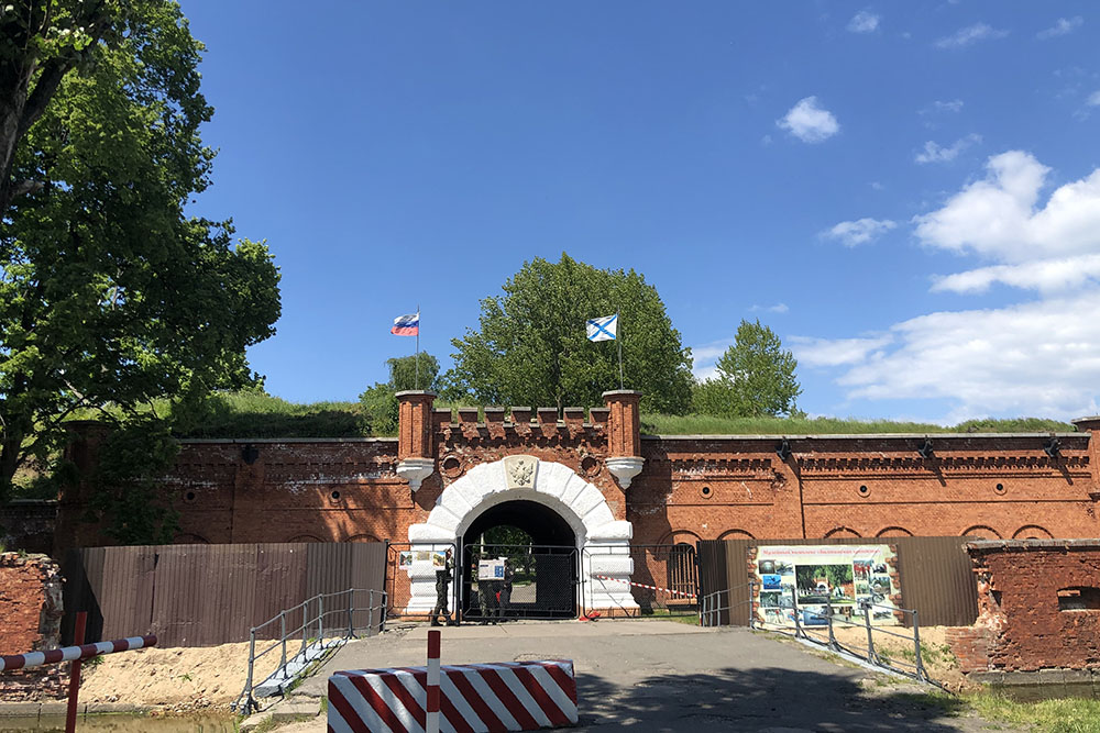 Вход в крепость Пиллау охраняют — просто так зайти не получится