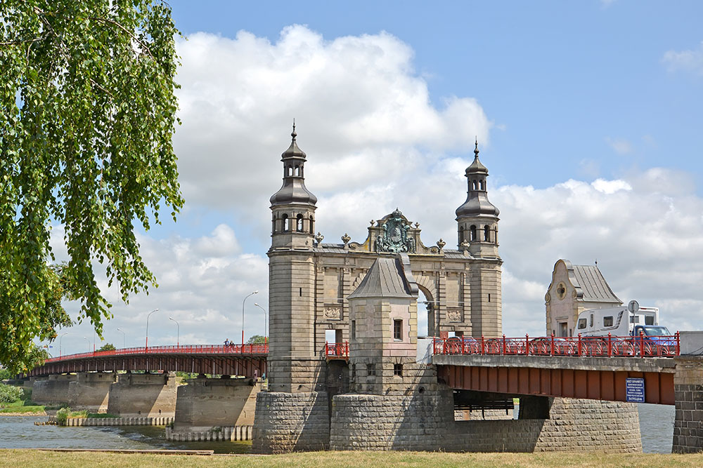 Длина моста — 416 метров. Фотография: Irina Borsuchenko / Shutterstock / FOTODOM