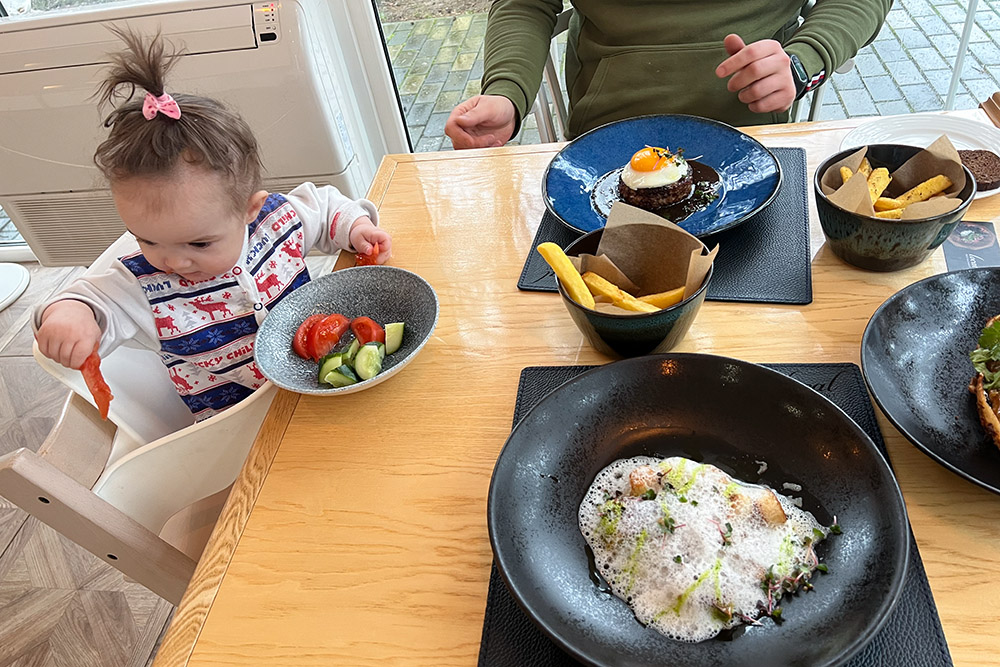 В Local дочь ела салат без соусов и соли