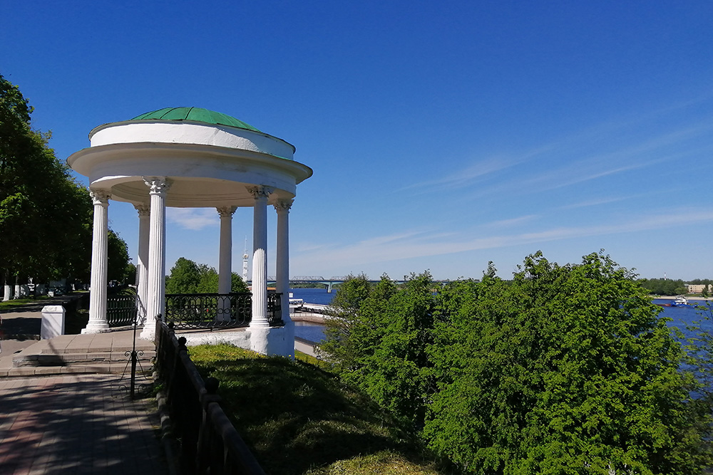 По Ярославлю приятно гулять только летом, когда нет проблем с лужами, грязью, снегом и гололедом