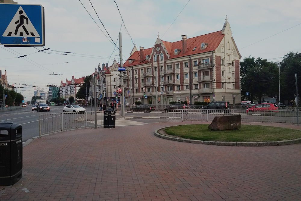 В центре Калининграда чисто и ухоженно. В спальных районах менее ровные дороги, но все равно было видно, что за чистотой улиц следят