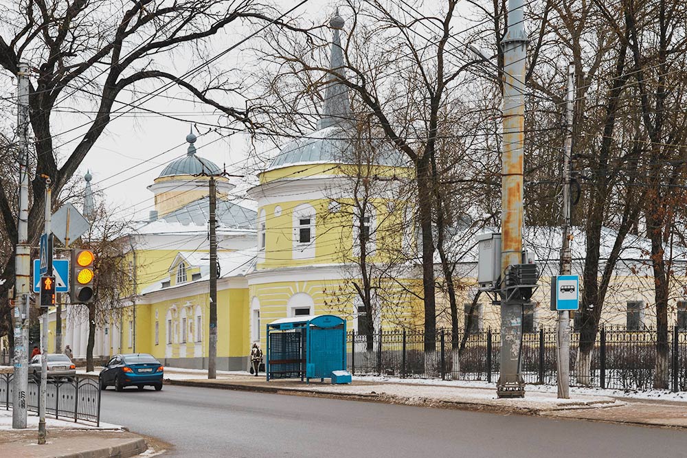 Хлюстинская больница — самая старая в Калуге. Ее построили в 1804 году. Сейчас на ее территории кроме больницы и поликлиники расположился городской роддом и станция переливания крови