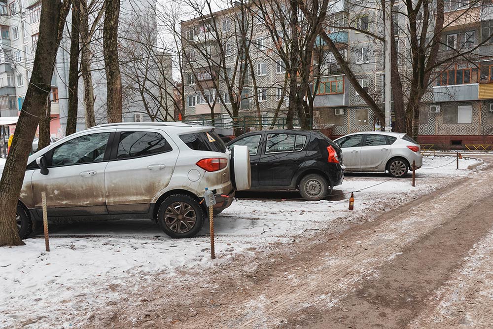 Во дворах в центре города жители огораживают свои парковочные места, чтобы никто из «понаехавших» работать в офисные центры не поставил туда свою машину