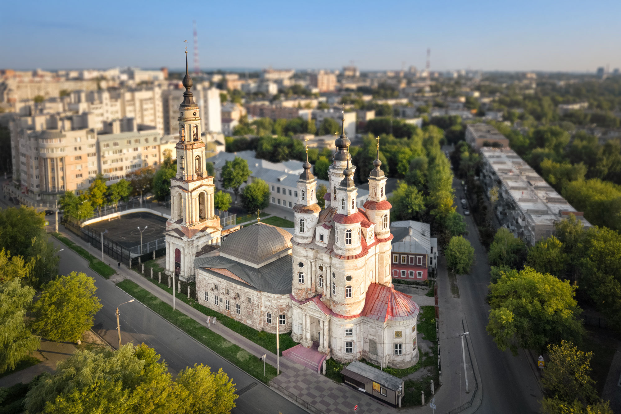 Храм Космы и Дамиана закрыли в советское время и вернули верующим только в 1992 году. Так церковь выглядела до реставрации. Фото: Sergey Dzyuba / Shutterstock