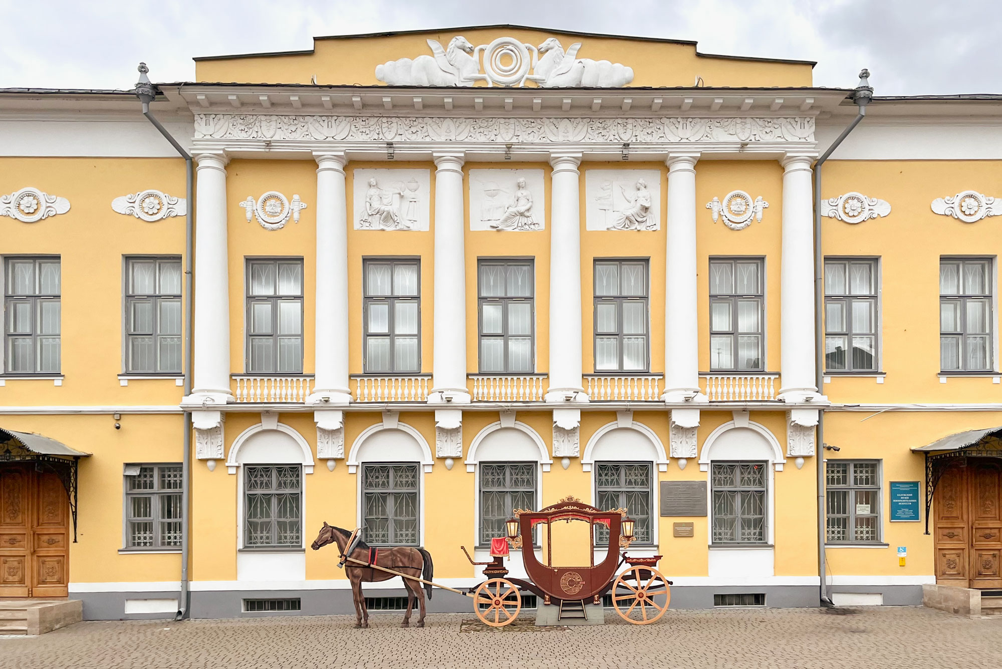 У здания музея можно сфотографироваться в фанерной карете