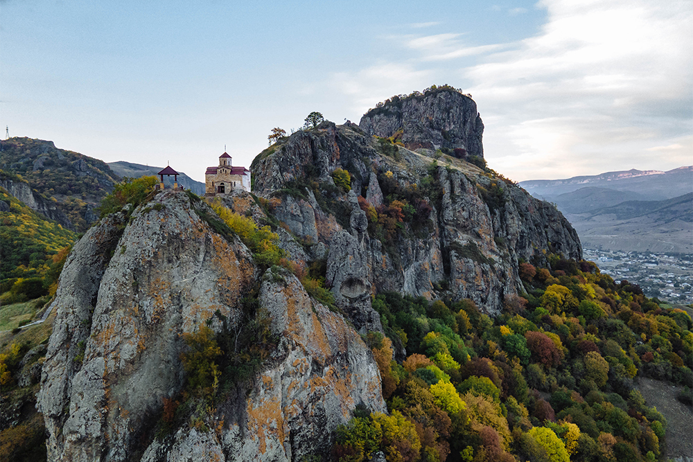 Скалы тут напоминают горы Чжанцзяцзе в Китае. Фотография: Tatyana Obolevich / Shutterstock