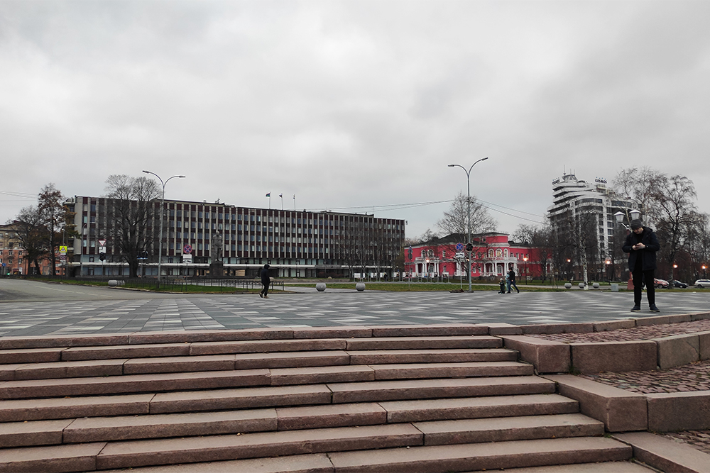 Вид с набережной Петрозаводска на здание городской администрации и дворец бракосочетаний