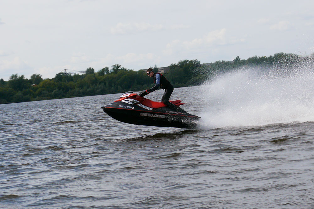 Сидячий гидроцикл Sea-Doo RXP 215 на воде в Перми около Закамска. Сейчас такой стоит около 650 тысяч рублей