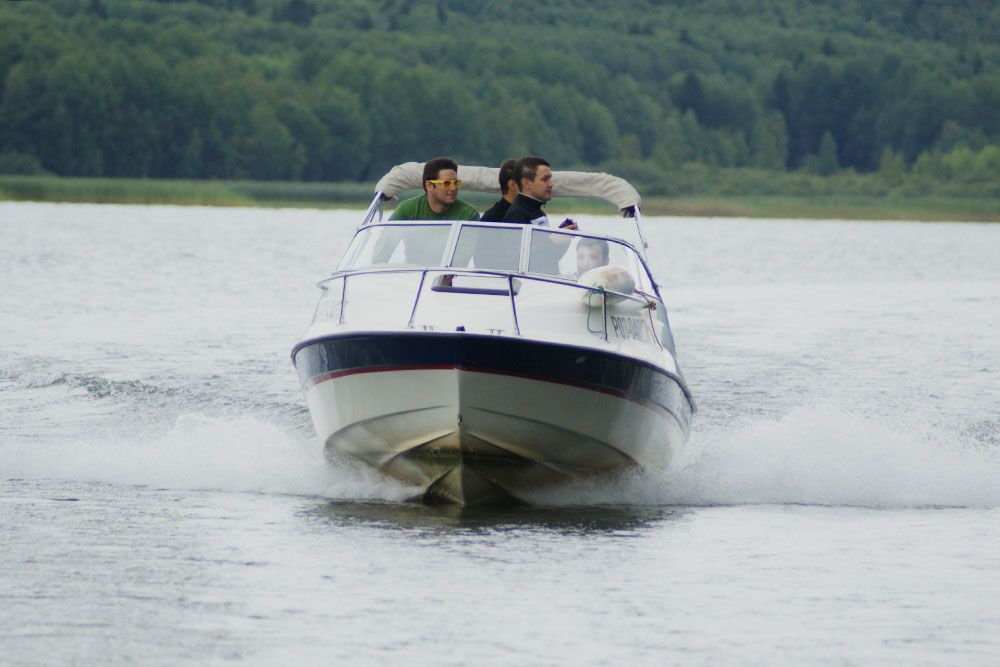 Американский Bayliner на волнах в Камском море