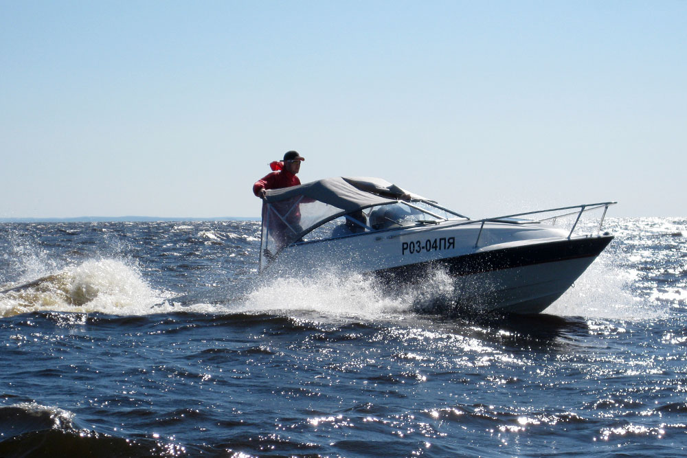 Американский Bayliner на волнах в Камском море