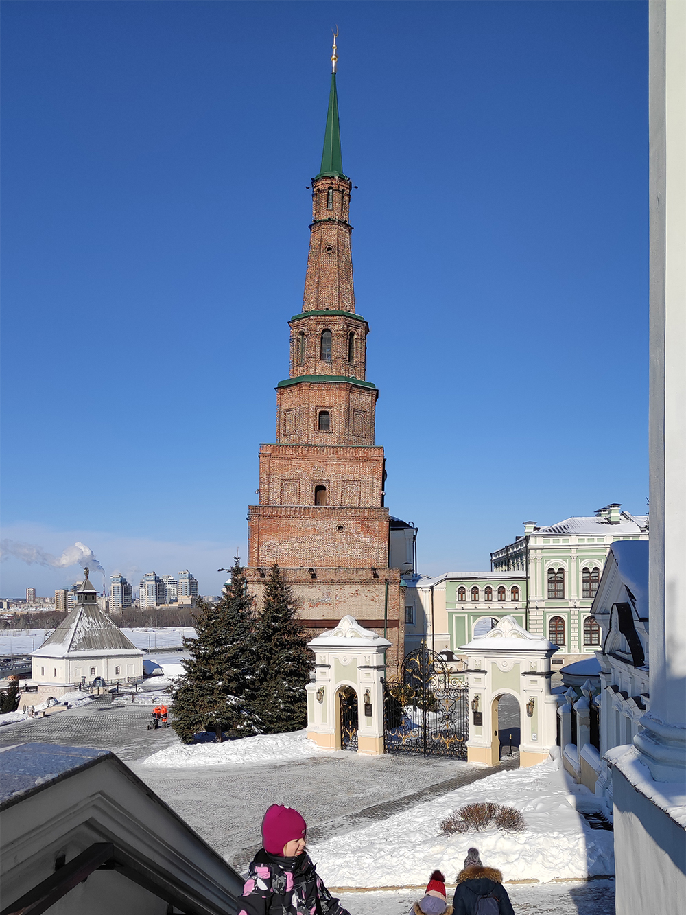 Слегка покосившаяся башня Сююмбике — один из символов Казани. Моей дочке она понравилась