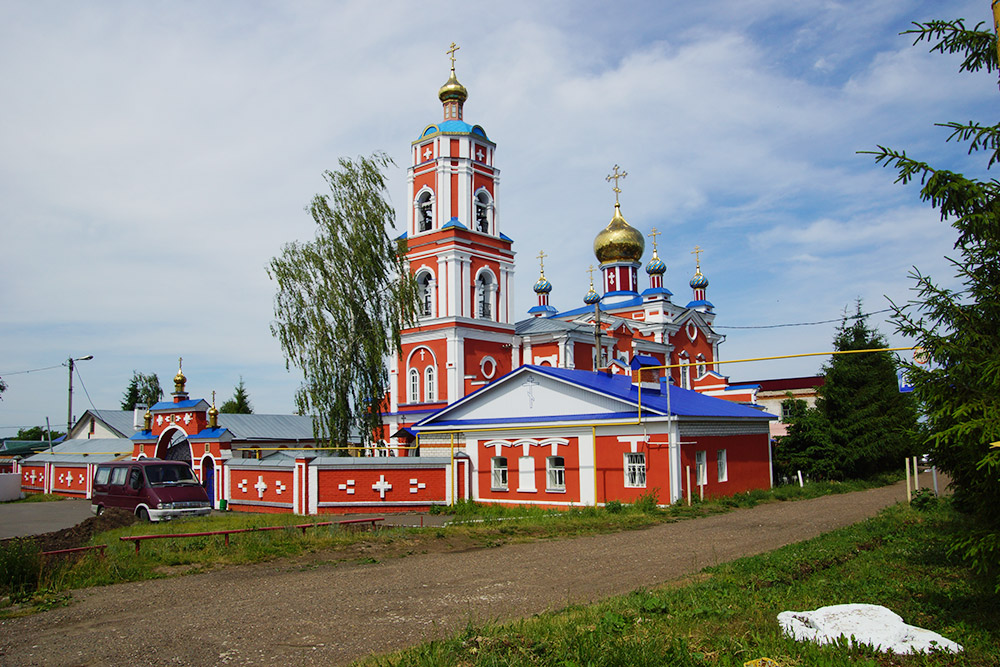 По пути к пристани мы полюбовались Троицким собором. Его построили в конце 18 века на средства прихожан. В 1930-х годах он был разрушен, а потом восстановлен. И за ним до сих пор хорошо ухаживают