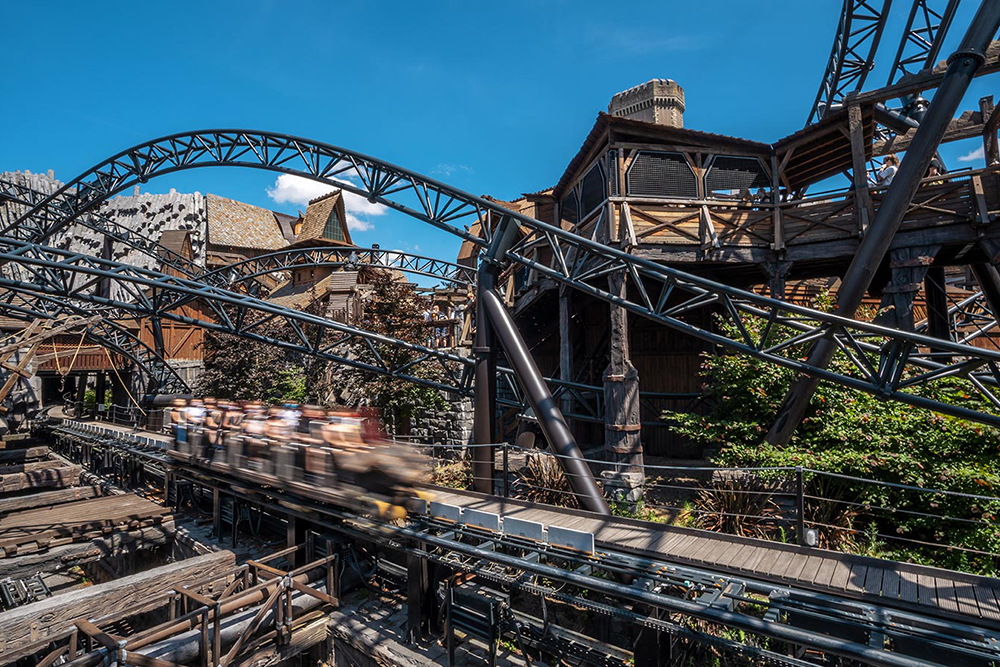 И похоже, там впечатляющие американские горки. Источник: phantasialand.de