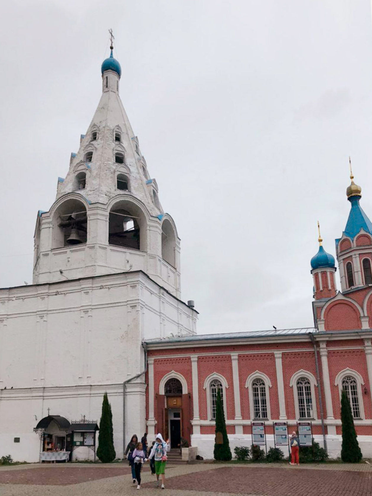 Соборная площадь и храм в честь Тихвинской иконы Божией Матери, построенный в 17 веке