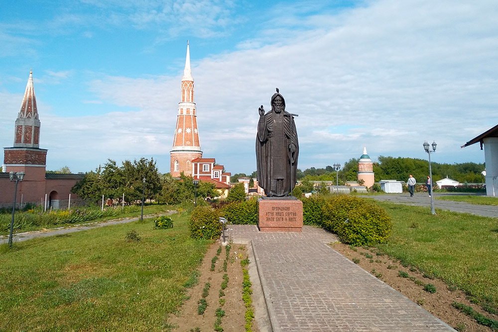 Больше всего мне нравятся псевдоготические башенки 1778 года. Монастырь строился этапами в течение долгого времени, поэтому архитектурные стили здесь смешались. На переднем плане — памятник Сергию Радонежскому