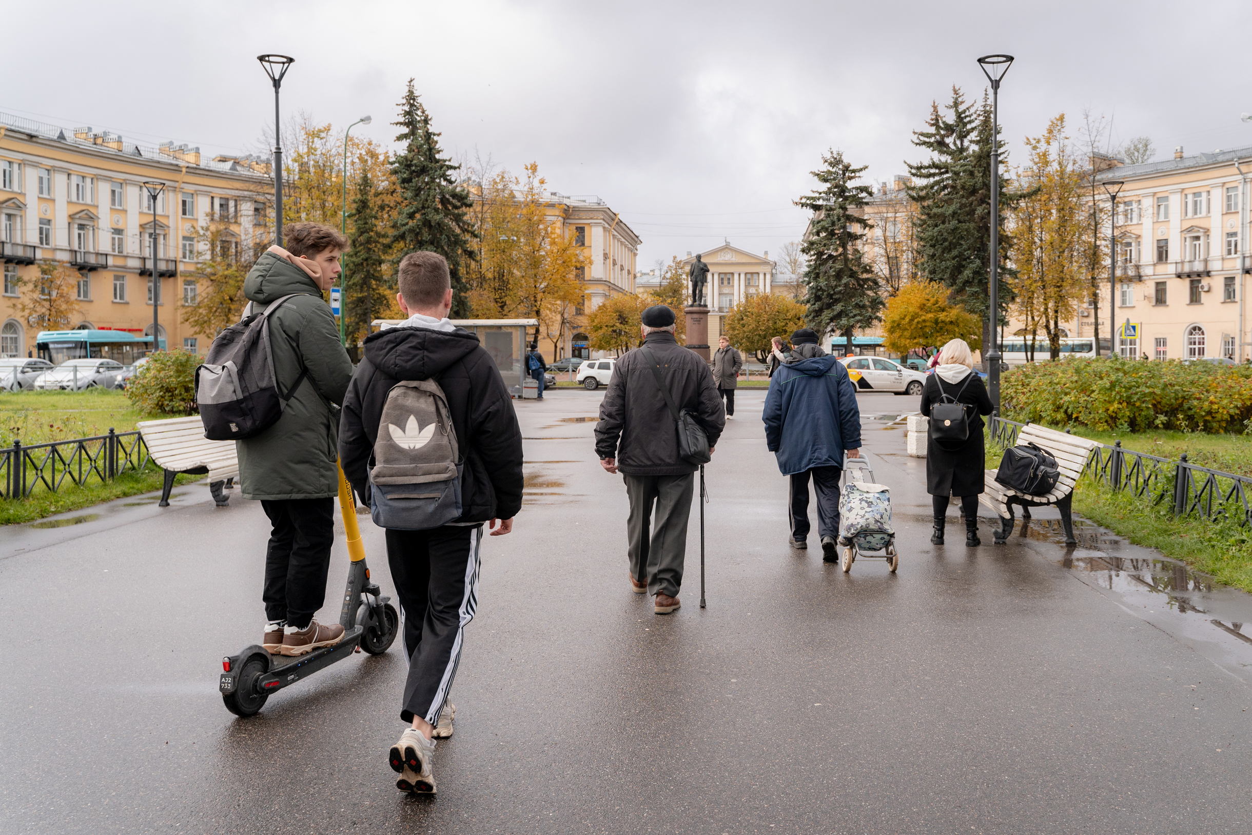 Если вышли на привокзальную площадь, точно не заблудитесь. Пойдете направо — и улица Труда приведет вас к заводским проходным. Пойдете налево, по Тверской, — окажетесь в жилом районе Простоквашино