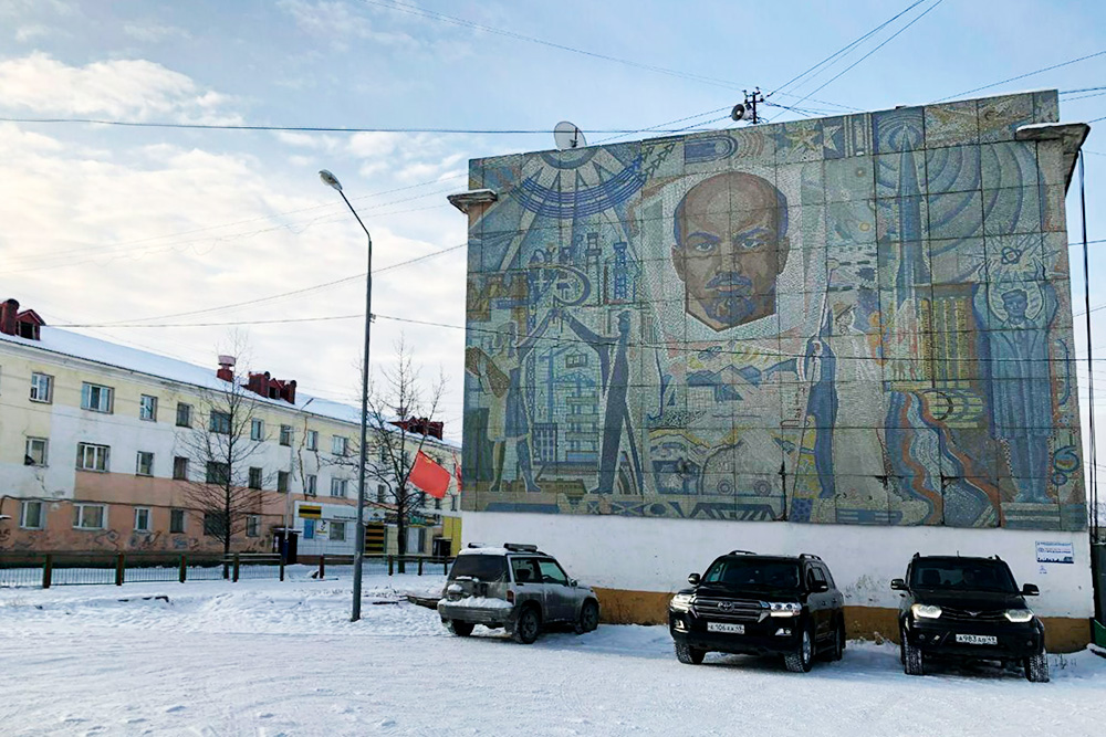 Прогулка по Сусуману — это тотальный back in the USSR: сталинки и хрущевки, мозаичное панно с Лениным, советский дизайн и вывески — «Дом одежды», «Слава труженикам севера», «Ударным трудом крепите могущество нашей родины»