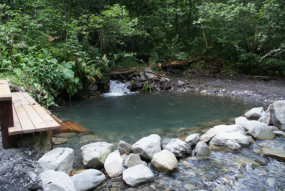 В купели на реке Бешенке я купалась в августе. Вода ледяная. На фото, где я вылезаю из купели, у меня лицо как на картине «Крик», но я его не покажу