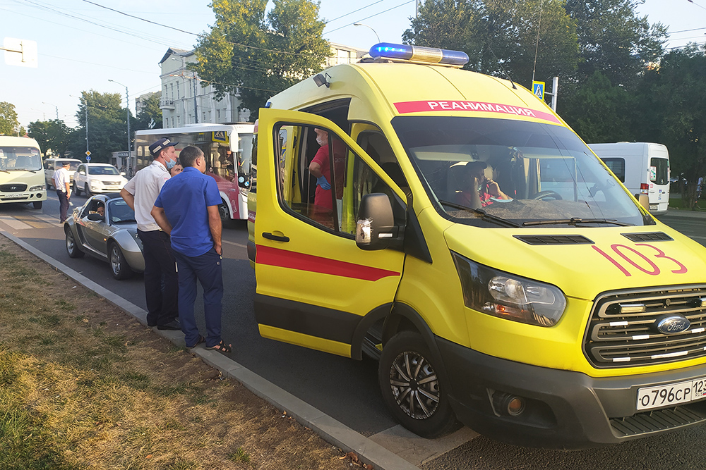 Одно время в Краснодаре постоянно происходили конфликты автолюбителей с водителями скорых, но сейчас горожане научились уступать дорогу спецмашинам