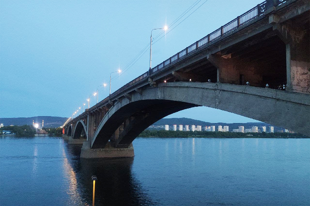 Коммунальный мост кажется изящным, и только подойдя близко, понимаешь, насколько он огромный