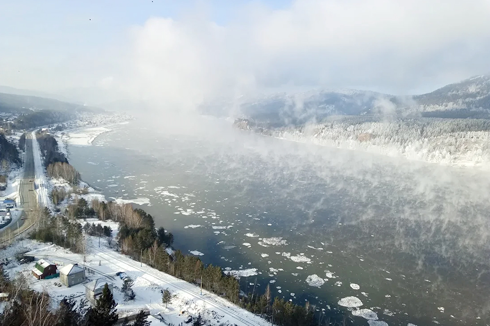 Зимой Енисей не замерзает, из⁠-⁠за чего в городе высокая влажность и ухудшается экологическая обстановка