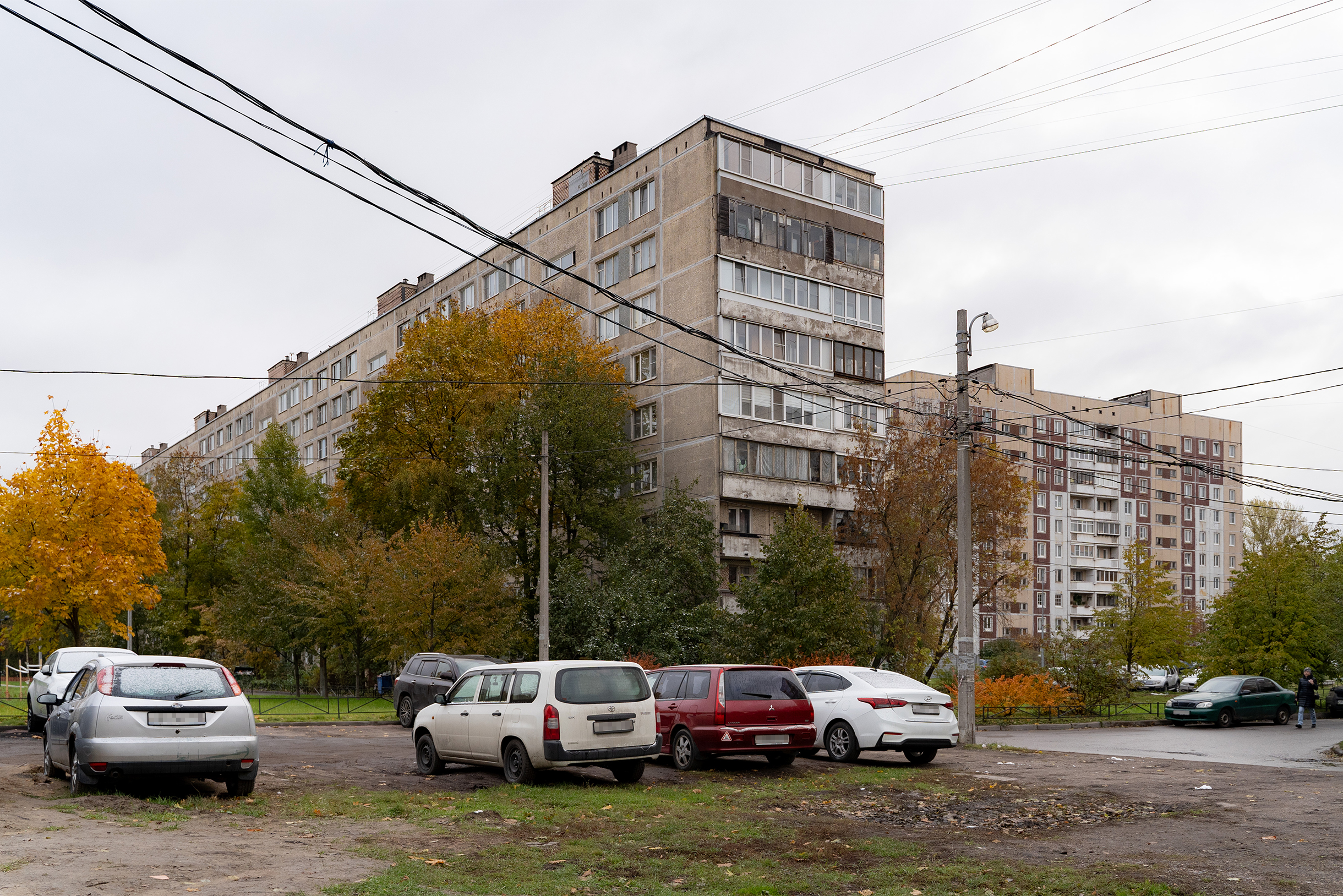 А это точно такой же дом, до которого очередь пока не дошла