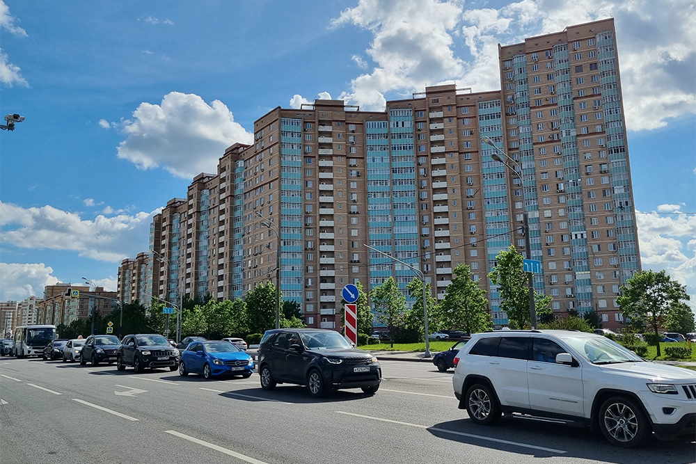 Самый большой дом в Куркине, прозванный «Китайской стеной». Длина дома — около 500 метров, в нем 748 квартир. У дома необычная форма, в левой части фотографии все еще он