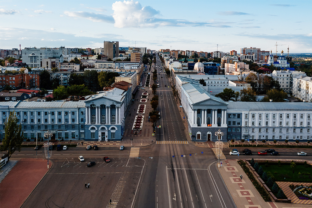 Вечером улицу уютно освещают фонари, а зимой — еще и огни гирлянд. Фото: Vladimir Mulder / Shutterstock