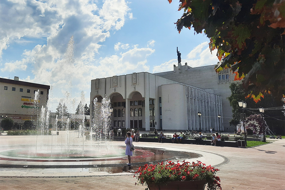 По вечерам в теплое время года у фонтана включают подсветку и музыку. В 2021 году это делали в 21:00