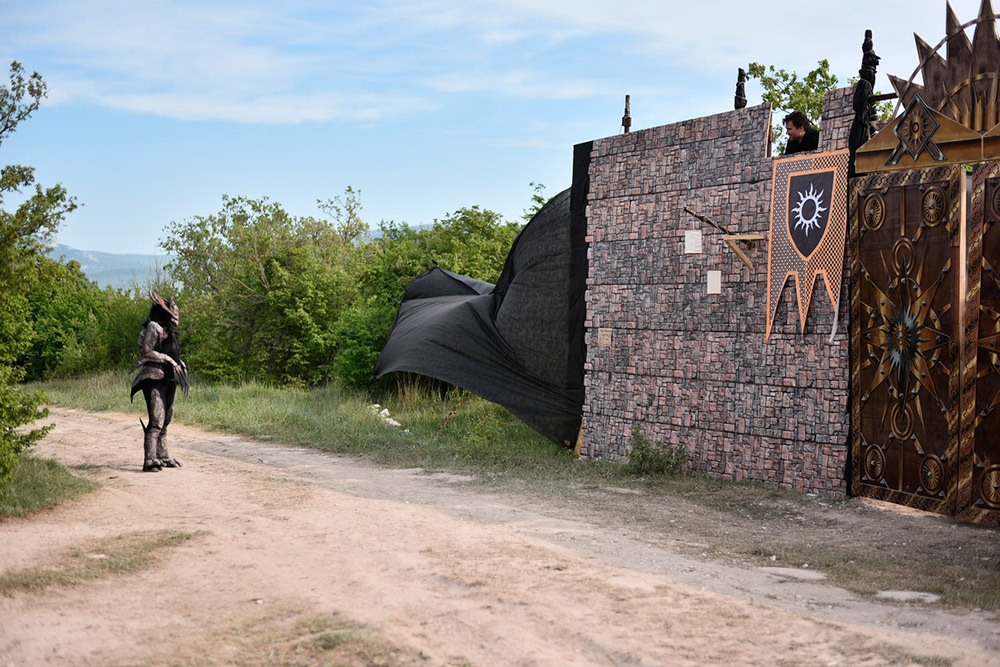 А это ворота Нильфгаарда. Фото тоже с ПРИ «Ведьмак» 2019 года. Рядом с воротами стою я в костюме катакана. Источник: группа «Фотограф Симферополь — Судак — Евпатория»