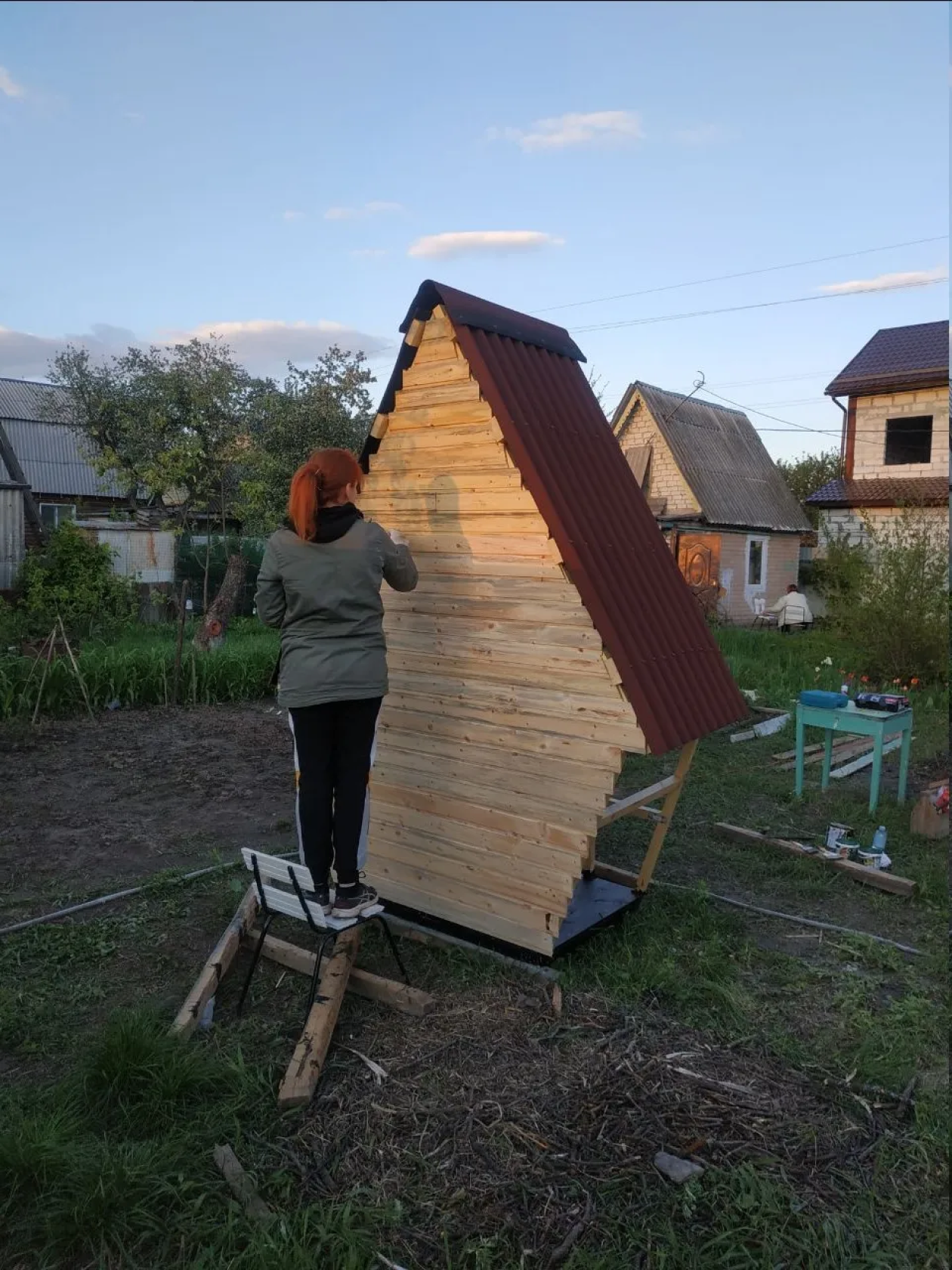 2019 год. Процесс первой и самой важной постройки на участке. На заднем плане виден домик, еще без веранды