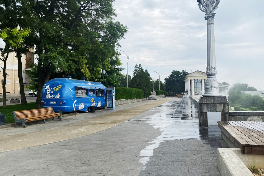 Спецтехника поливает набережную водой — это дает приятную прохладу