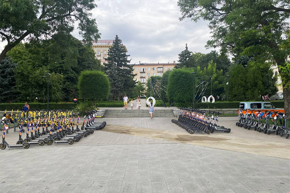 На набережной несколько парковок для велосипедов и самокатов