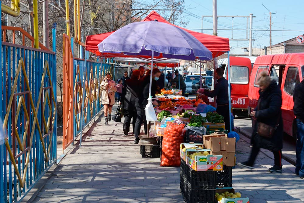 Так продают фрукты и овощи на армавирском рынке