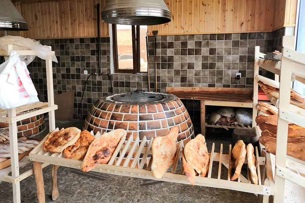 Матнакаш. Местная пекарня с тандыром, в городе таких много. Лепешки на прилавке ничем не прикрывают