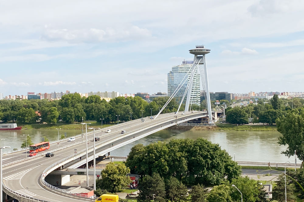 Новый мост. За ним виднеются жилые дома, построенные в советское время