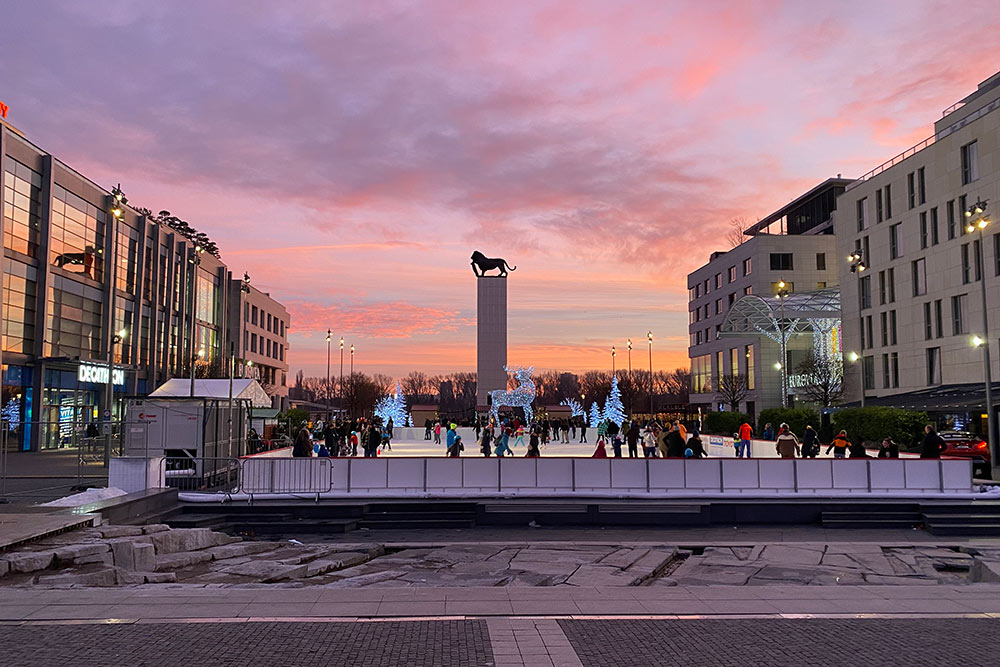 Площадь между двумя зданиями торгового центра Eurovea