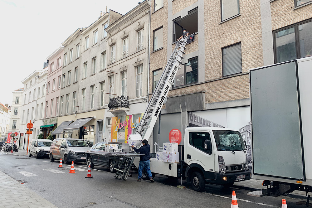 В домах старой застройки нет лифтов, а лестницы узкие или вообще винтовые. Поэтому крупногабаритную мебель вносят через окна. Для этого нанимают лифт-сервис примерно за 100 € в час