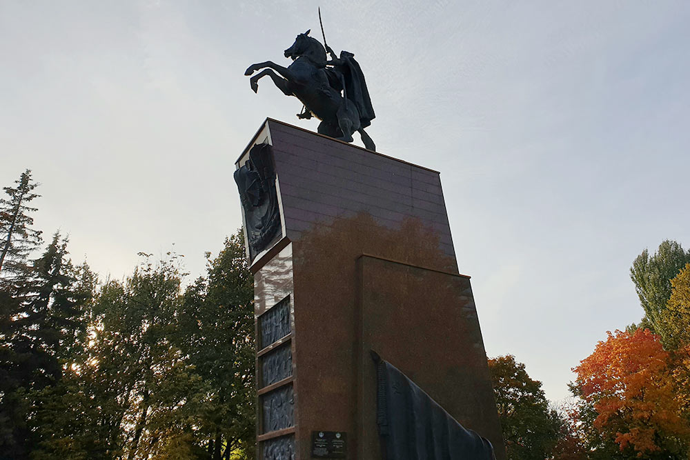 Василий Иванович Чапаев родился в деревне Будайке. Сейчас место, где была деревня, находится в центре Чебоксар. Недалеко отсюда разбили сквер, построили музей, перенесли родной дом Чапаева, поставили памятник — все в память о легендарном комдиве