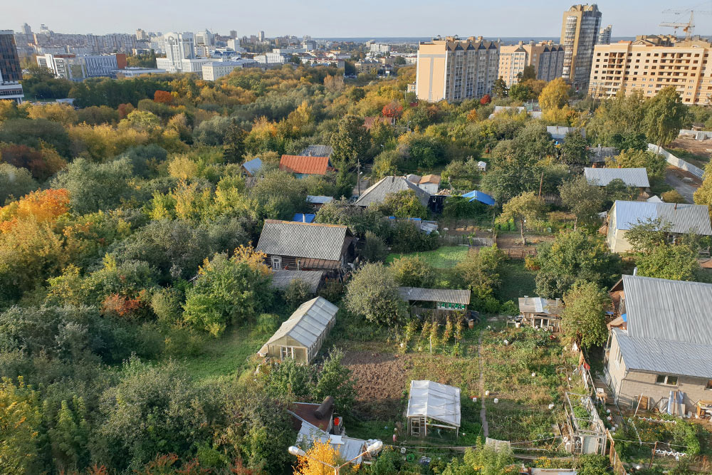 Вид из окна нашего подъезда: вымирающая деревня, стройка на ее месте и Волга на горизонте