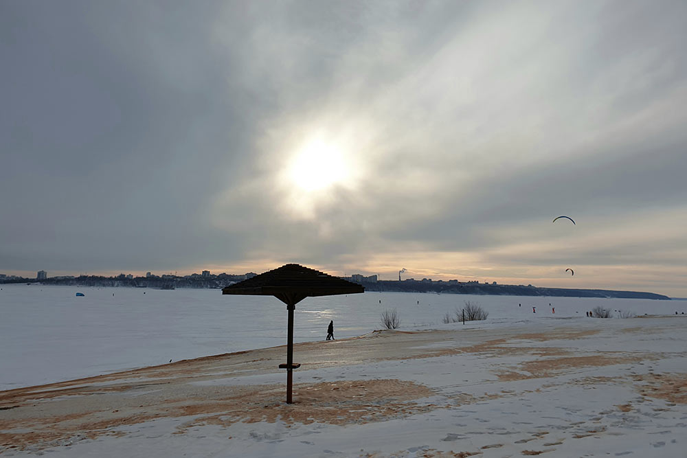 Температура в январе — комфортные −15…20 °C. Крепкий лед держится примерно до начала марта, и из Чебоксар по Волге можно дойти до другого берега минут за сорок. На Волге в любое время года катаются кайтеры: летом — по воде, зимой — по снегу