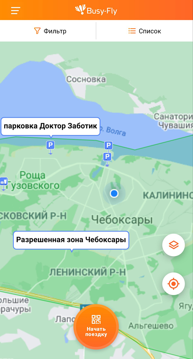 В приложении BusyFly парковки выделены синим цветом и специальным знаком, а границы разрешенной зоны обозначены зеленым