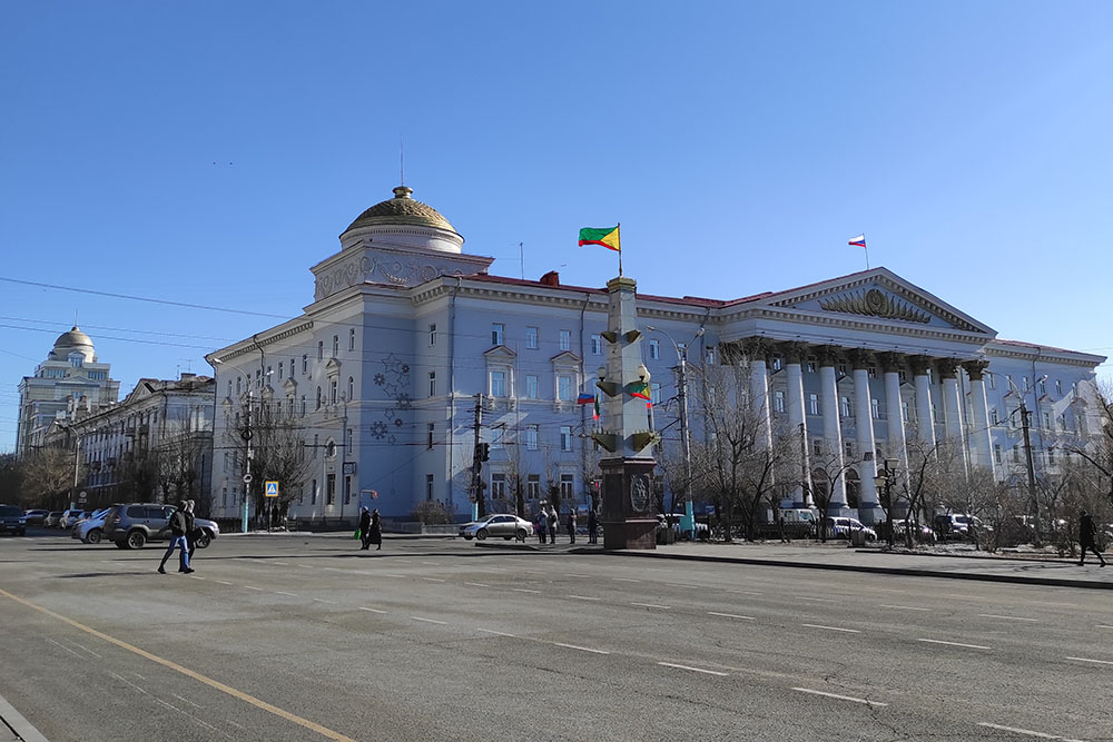 Такое небо в Чите показывают 244 дня в году. На фото — вид с центральной площади Ленина