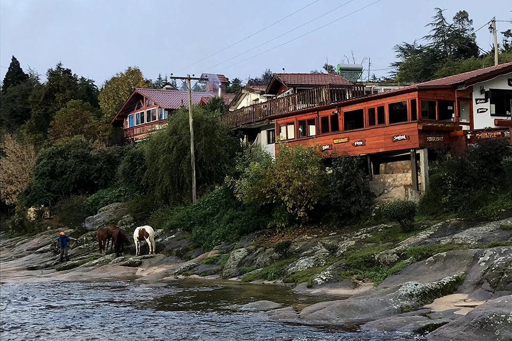 Небольшая река на въезде в город