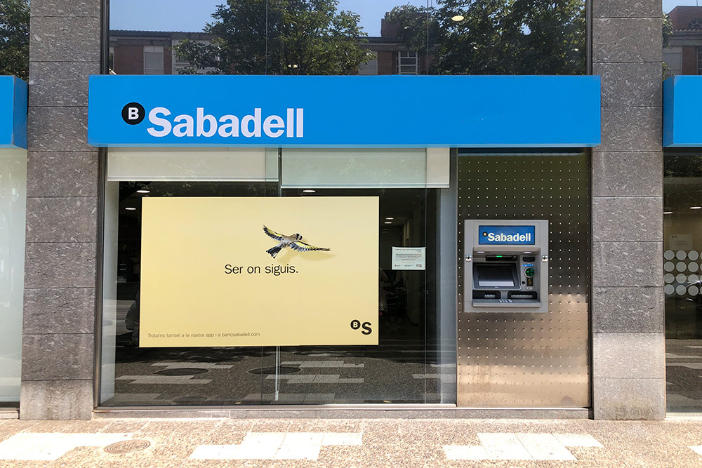 Вход в банк Sabadell и банкомат. Во время пандемии прийти в банк можно только по предварительной записи. Сотрудники стараются решать все вопросы удаленно