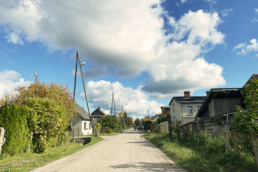 В частном секторе не везде есть асфальт, хотя это городская черта