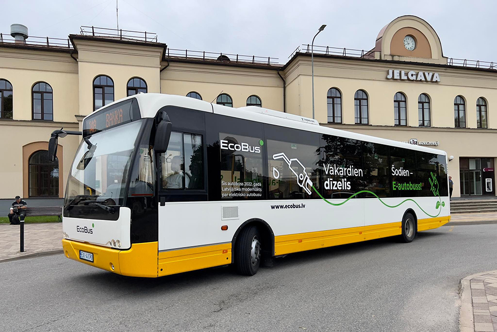 Дизельные экоавтобусы. Позади железнодорожный вокзал. Источник: jelgava.lv