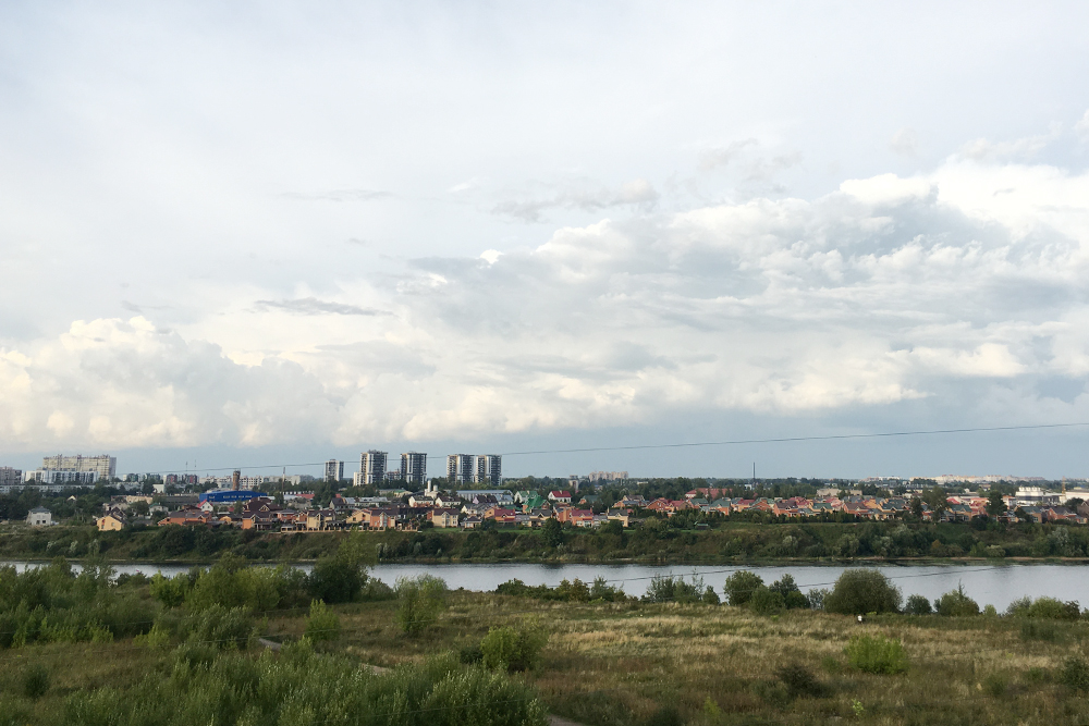 На дальнем берегу реки видно коттеджный район Петропавловский