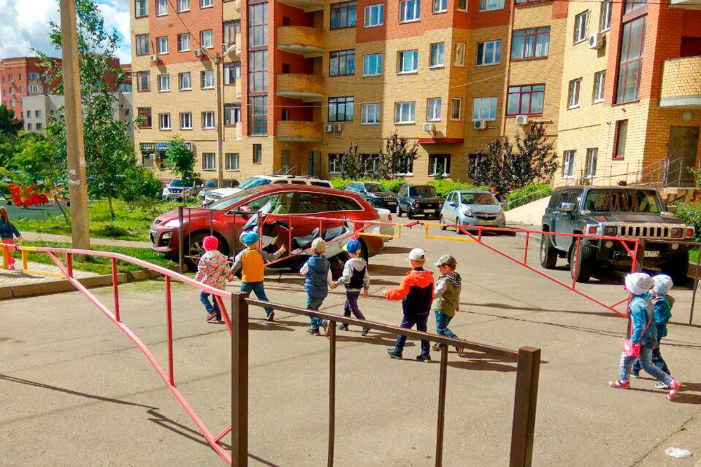 В доме закрытая территория и детский сад на первом этаже. Правда, соседи жаловались, что из⁠-⁠за него в подземном паркинге меньше мест: нельзя оборудовать его прямо под садом